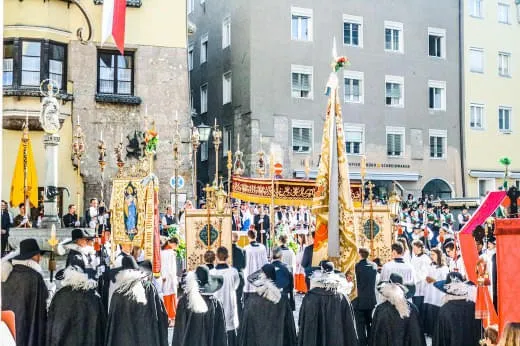 Fronleichnam-Hall-in-Tirol